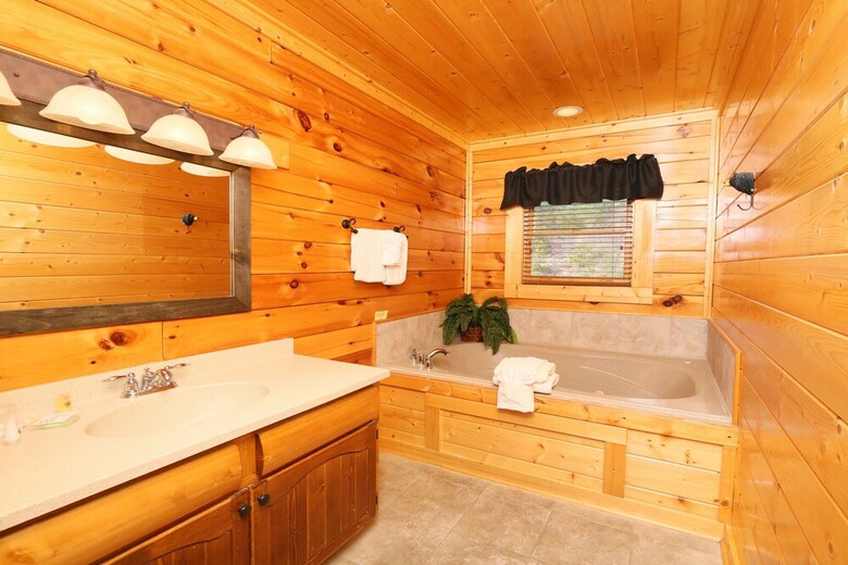 Wavyleaf Retreat - Four Bedroom Cabin