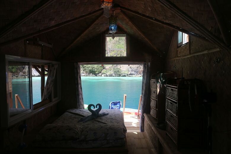 Hotel Paolyn Floating House Restaurant