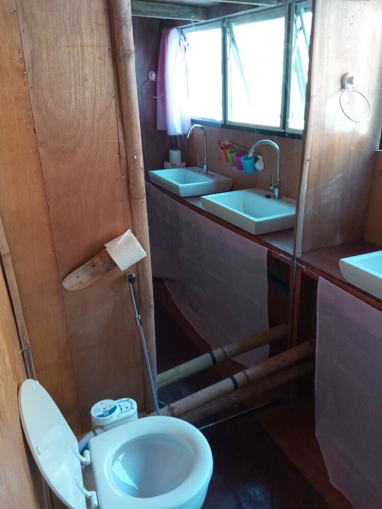 Hotel Paolyn Floating House Restaurant
