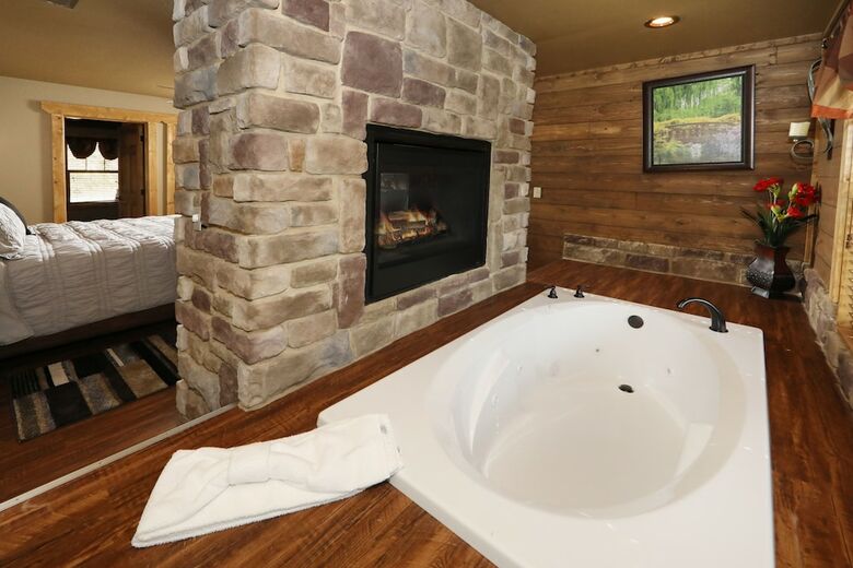 Movie Diveinn - Four Bedroom Chalet