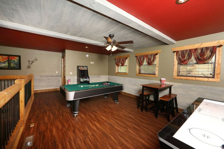 Movie Diveinn - Four Bedroom Chalet
