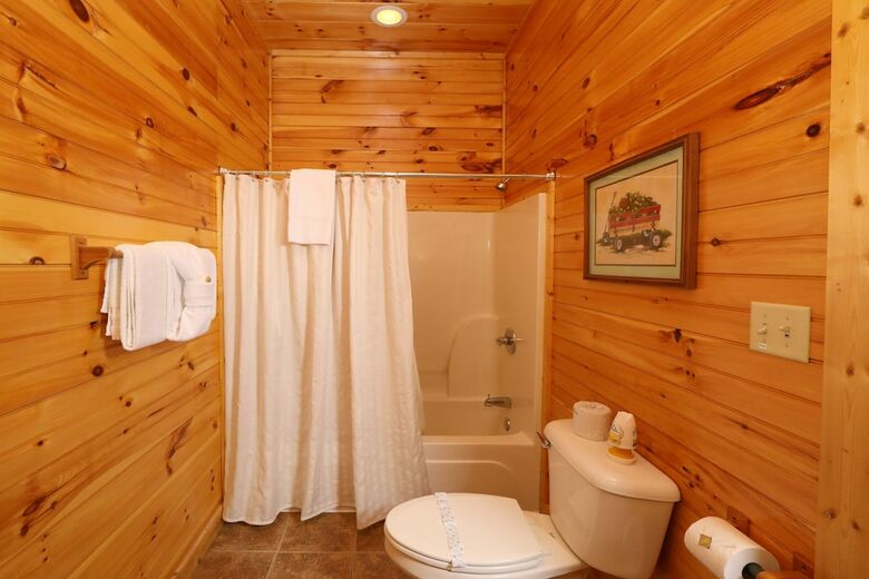 Smoky Bear Manor - Five Bedroom Cabin
