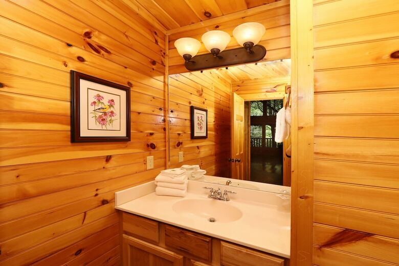 Smoky Bear Manor - Five Bedroom Cabin