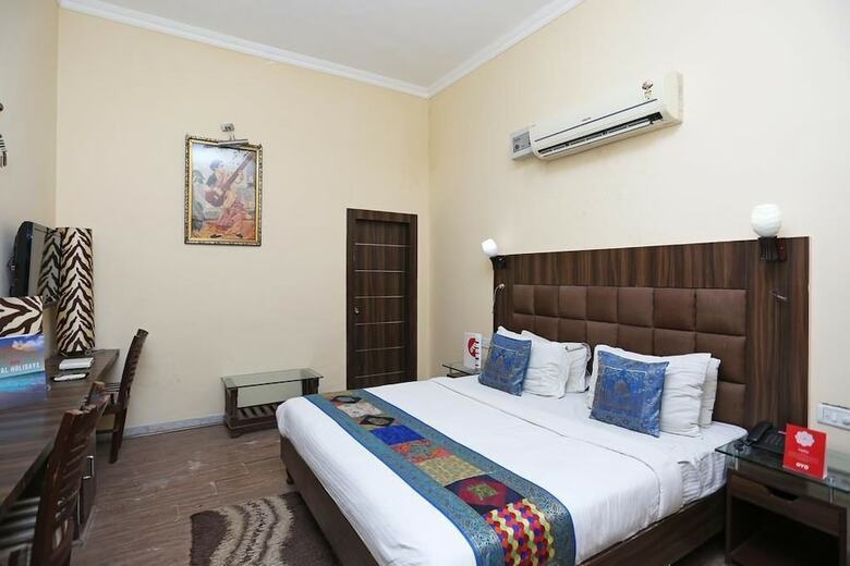 Hotel Crown Courtyard By Naavagat