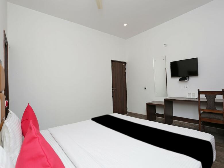 Hotel Capital O 37423 Golden Leaf