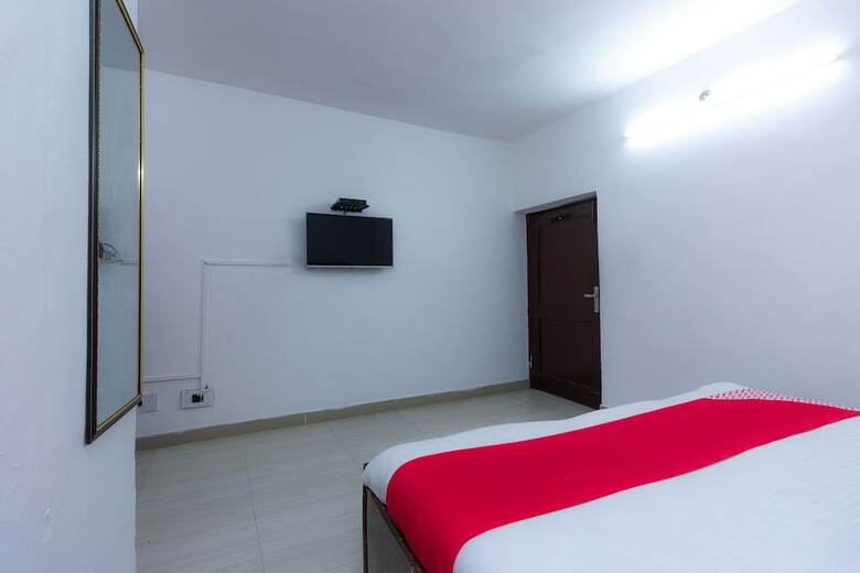 Oyo 8951 Hotel Royal Regency