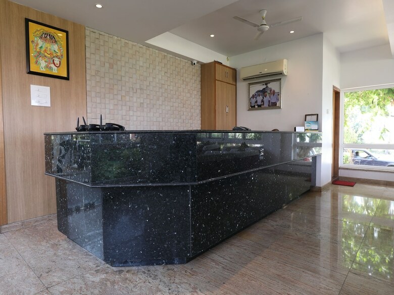 Oyo 28682 Hotel Devika