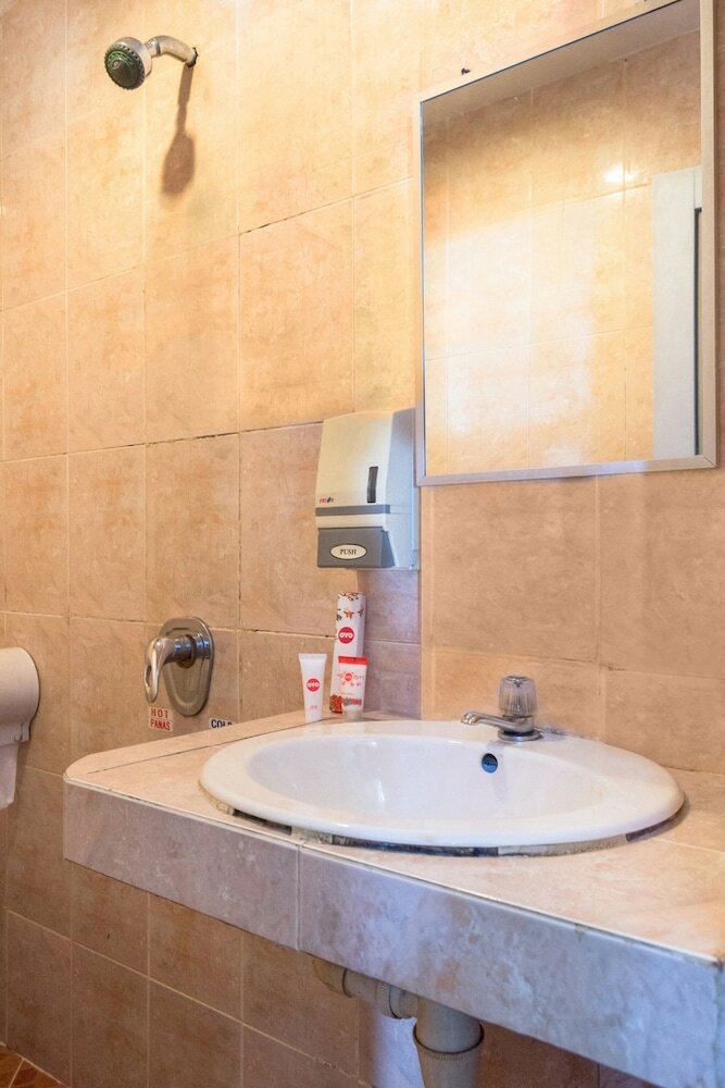 Oyo 664 Romance Hotel