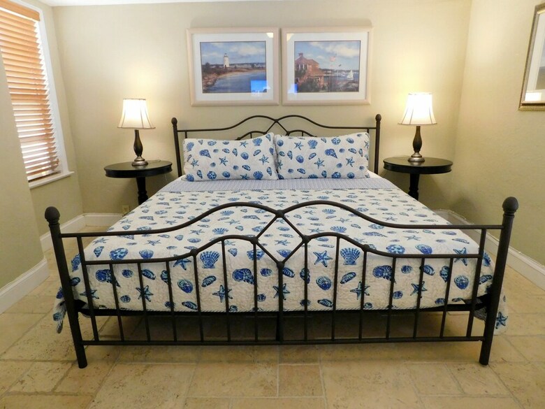 Ocean View Condo 1/1 For 4, Pool & Parking
