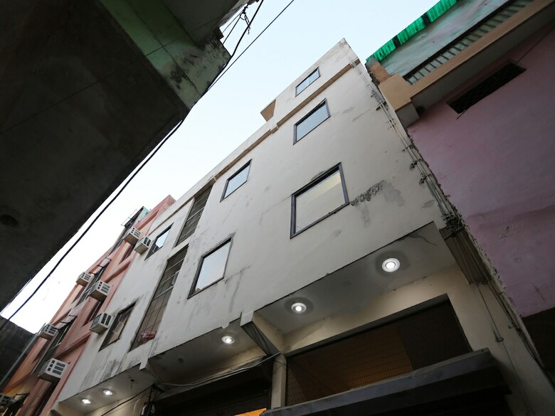 Oyo 30850 Hotel Hira