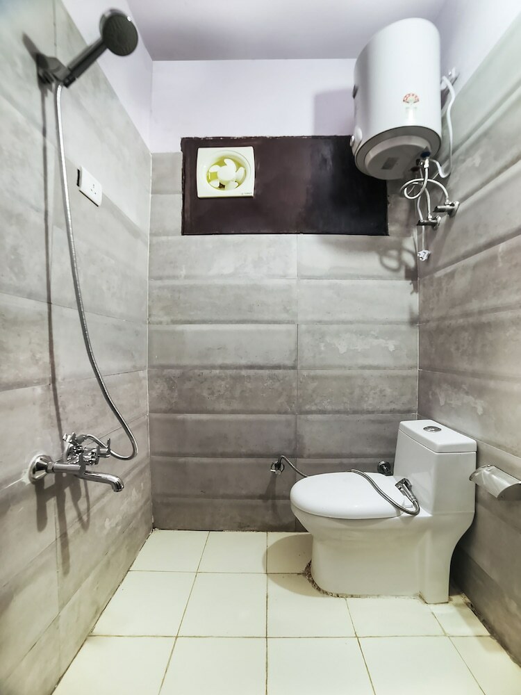 Hotel Oyo Flagship 30196 Noida Sector 5