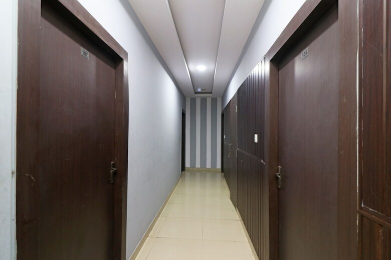 Oyo 29127 Hotel Crown Tower