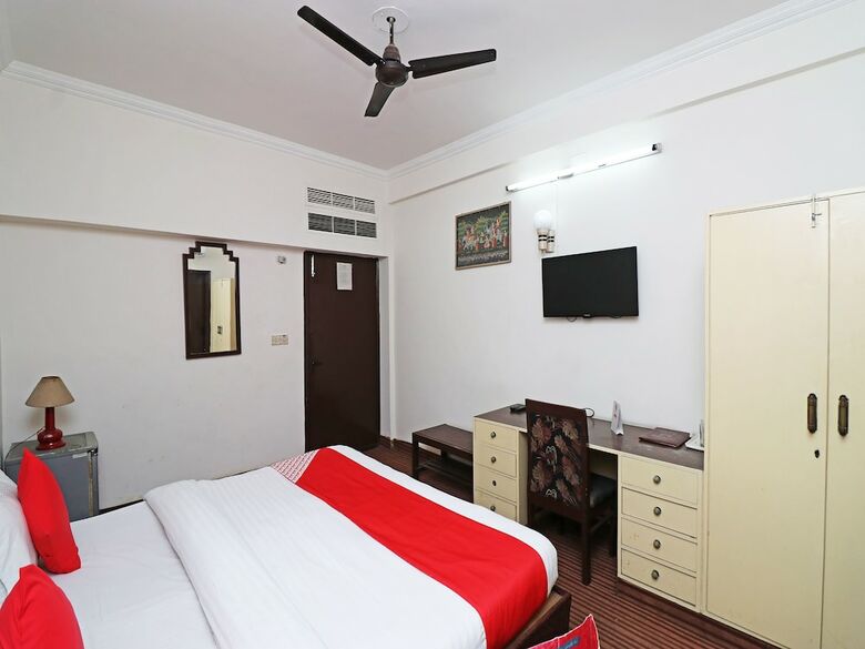 Oyo 29566 Hotel Mid Town