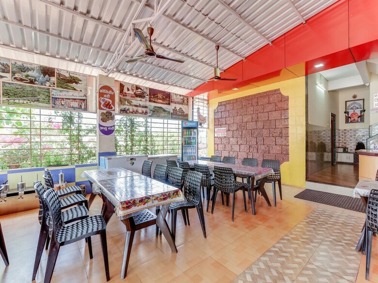 Hotel Collection O 30095 Nauroji Nagar Marg