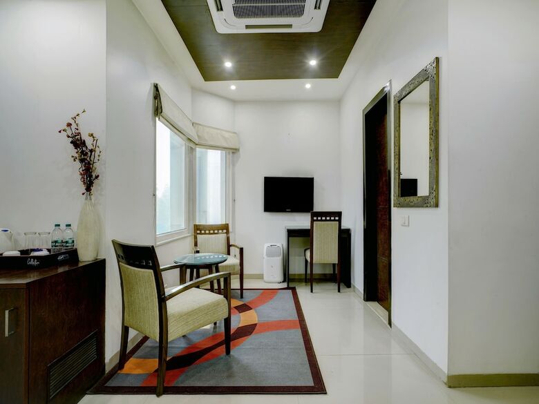 Hotel Collection O 30095 Nauroji Nagar Marg