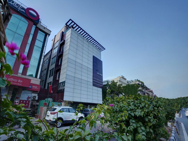 Hotel Collection O 30095 Nauroji Nagar Marg