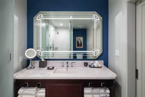 The Higgins Hotel New Orleans, Curio Collection By Hilton