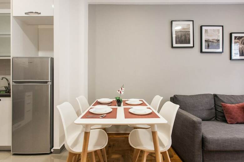 Nicholas Point Apartments And Rooms