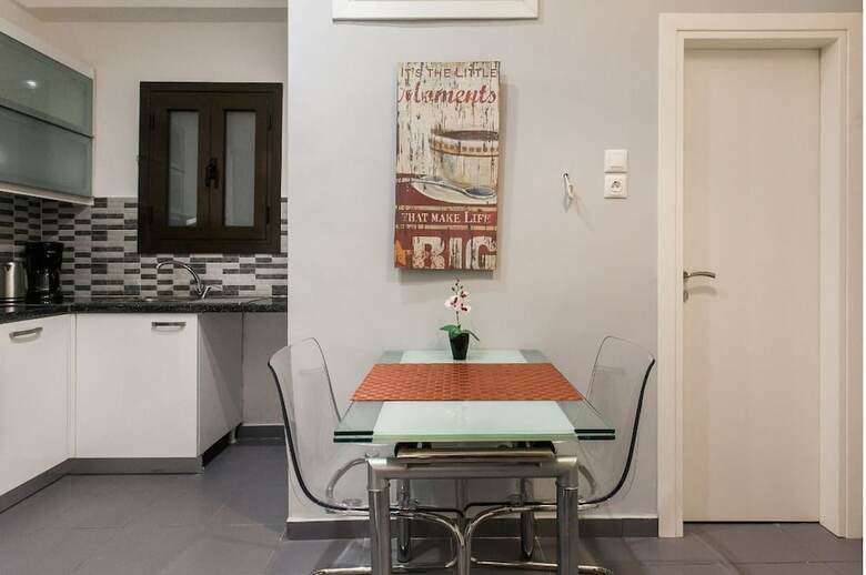 Nicholas Point Apartments And Rooms