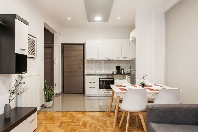 Nicholas Point Apartments And Rooms