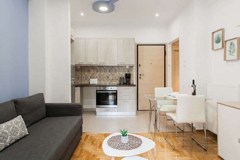 Nicholas Point Apartments And Rooms