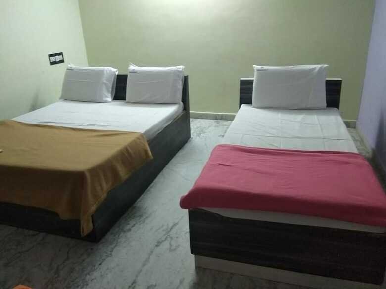 Hotel Iroomz K R Residency