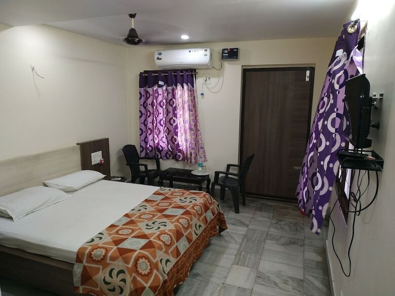 Hotel Iroomz Gangothri Residency