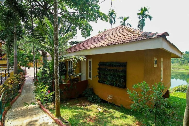 Hotel Palette - Karapuzha Resort Village