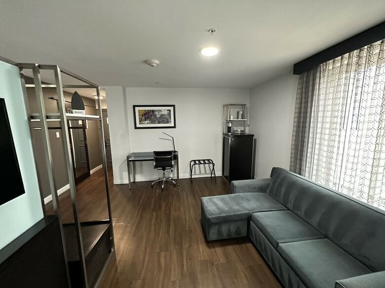 Hotel Lawrence Downtown Dallas