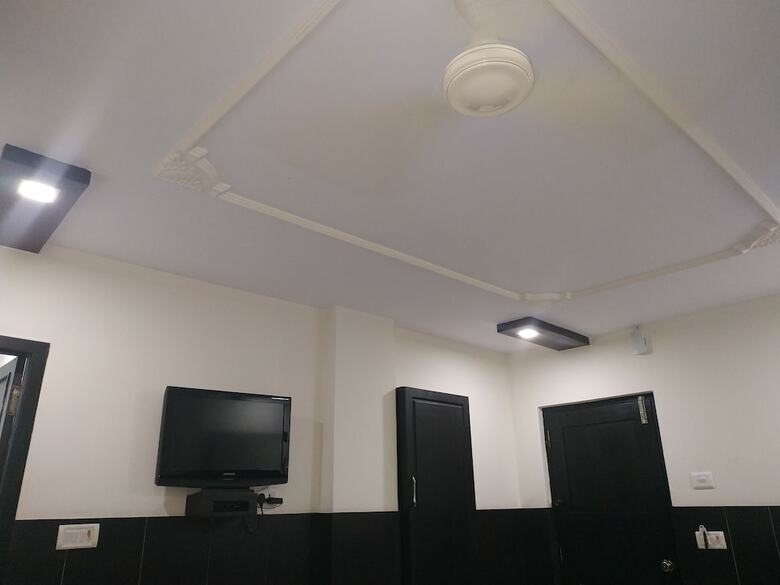 Iroomz Hotel Adhikar