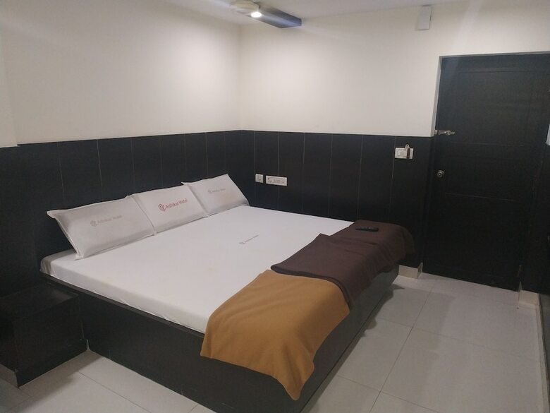 Iroomz Hotel Adhikar