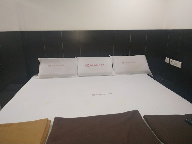Iroomz Hotel Adhikar