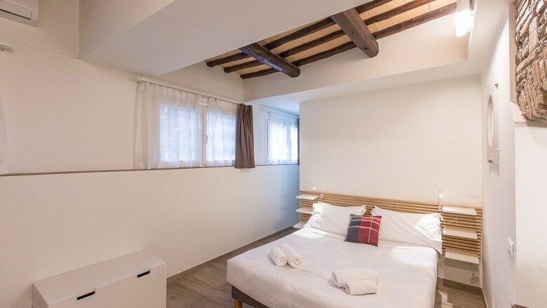 Rental In Rome Trastevere White Apartment