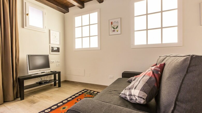 Rental In Rome Trastevere White Apartment