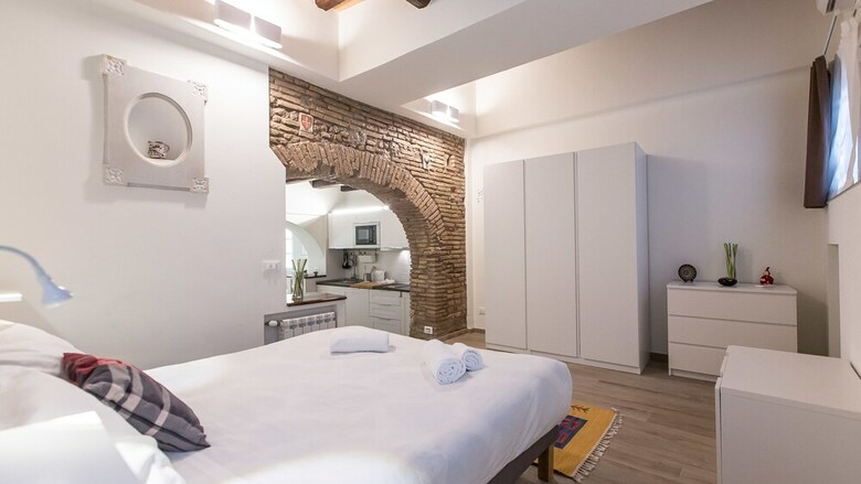 Rental In Rome Trastevere White Apartment