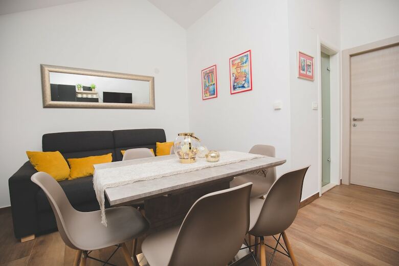 Apartamentos Salsa Brac