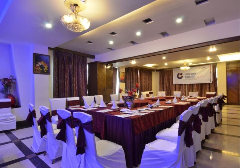 Hotel Hk Clarks Inn, Amritsar