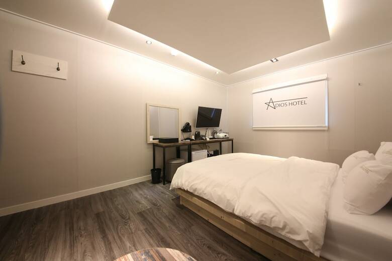 Adios Hotel