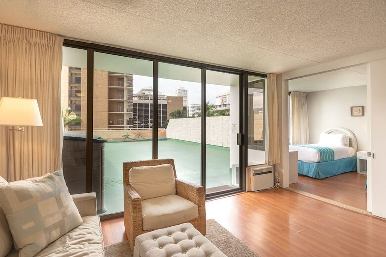 Waikiki Banyan - Pool Deck Level Tower 1 Suite 610