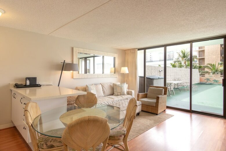Waikiki Banyan - Pool Deck Level Tower 1 Suite 610
