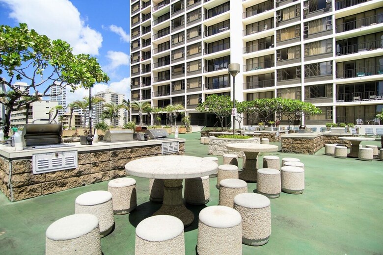 Waikiki Banyan - Pool Deck Level Tower 1 Suite 610