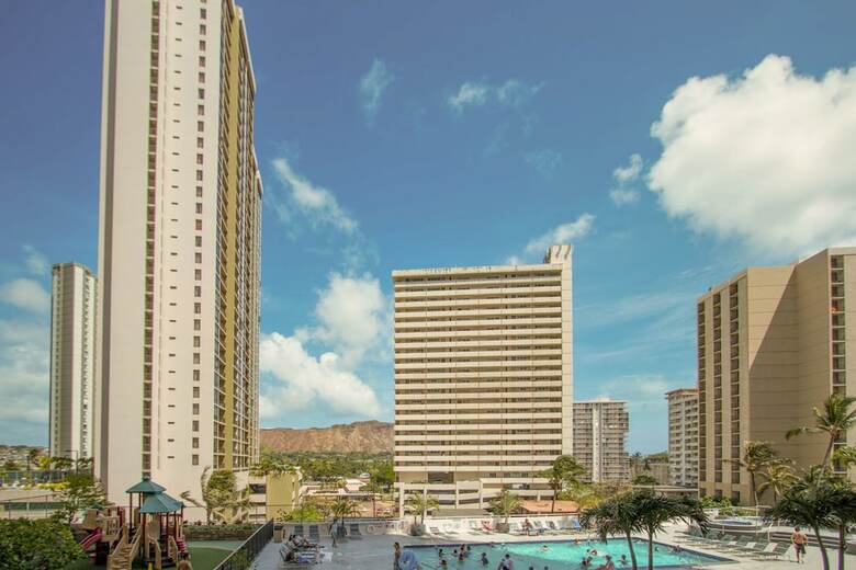 Waikiki Banyan - Pool View Tower 1 Suite 707