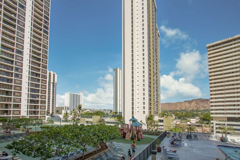 Waikiki Banyan - Pool View Tower 1 Suite 707