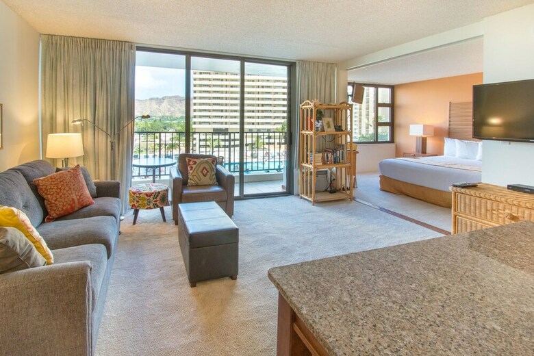 Waikiki Banyan - Pool View Tower 1 Suite 707