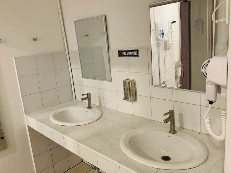 Spot On 89900 Jesselton Capsule Inn