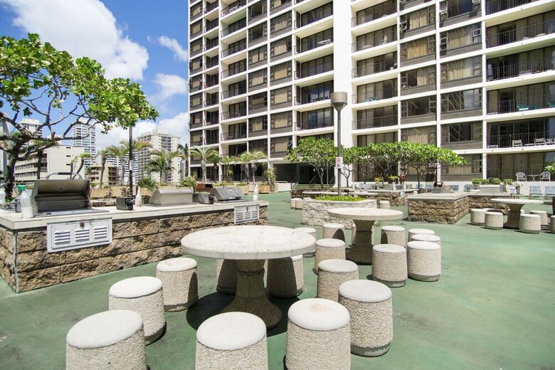 Waikiki Banyan - Partial Ocean View Tower 2 Suite 1204