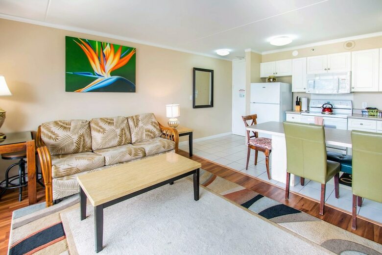 Waikiki Banyan - Moutnain View Tower 2 Suite 1205