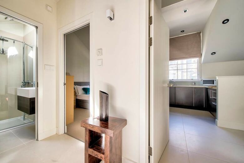 Quiet Mews Apartment In New Town