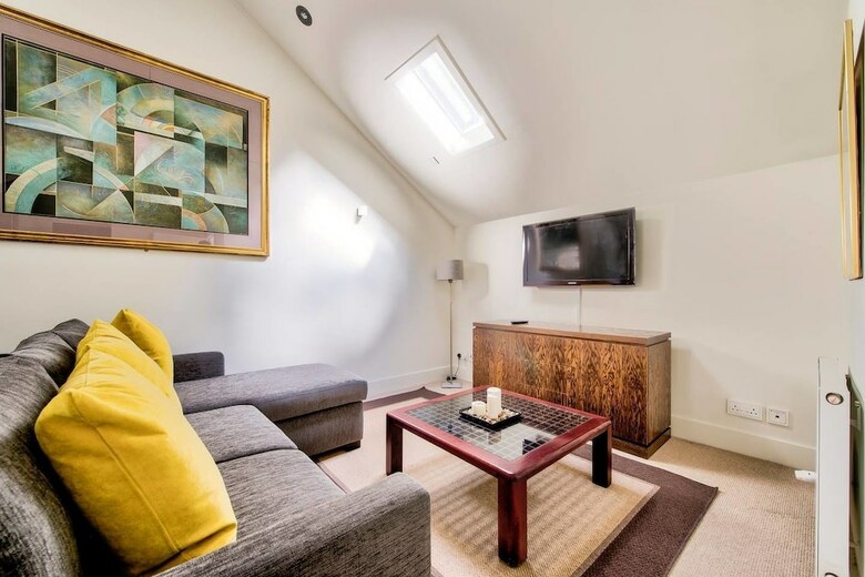 Quiet Mews Apartment In New Town