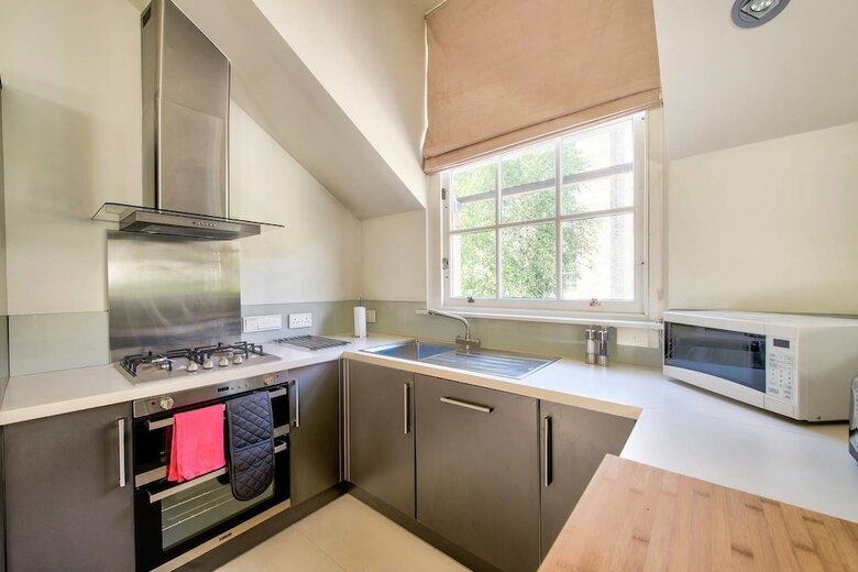Quiet Mews Apartment In New Town